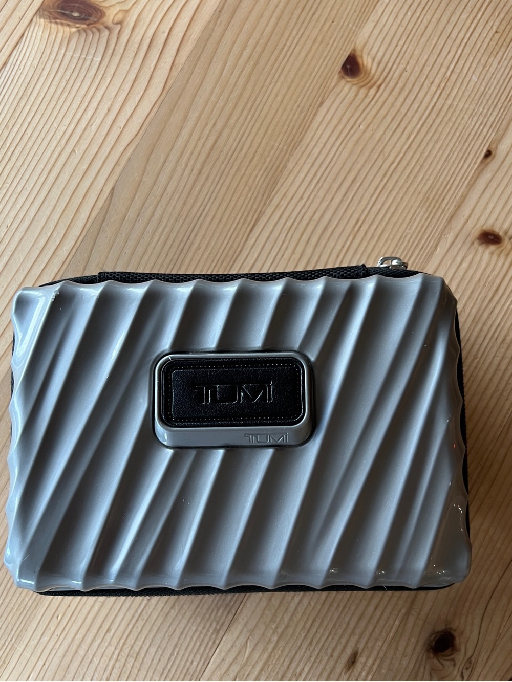 Tumi Silver-Gray Diagonal Ribbed Hard-Shell Pouch - Picture 5 of 8